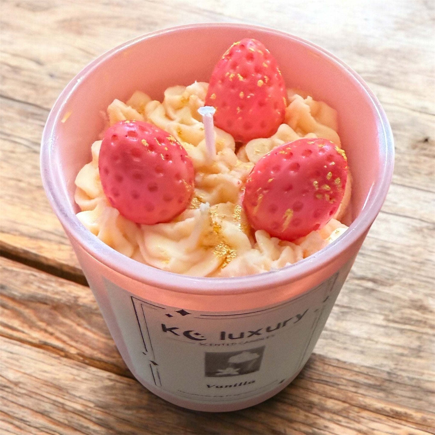 Vela de cera de soja KC Strawberry Shortcake: vela perfumada artesanal con una fragancia fresca y dulce.